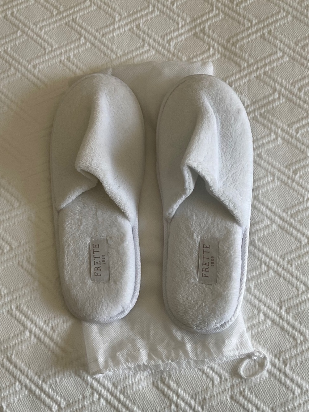 NEW FRETTE WHITE LUXURY HOTEL SPA SLIPPERS UNISEX , ONE SIZE FIT ALL .